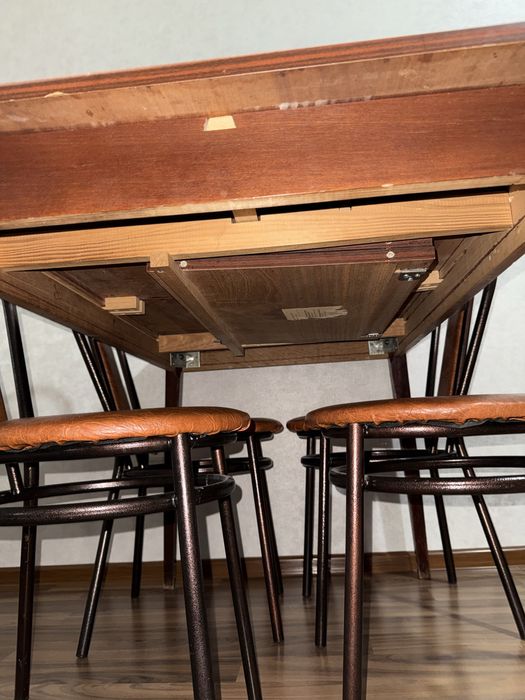 Стол со стульями