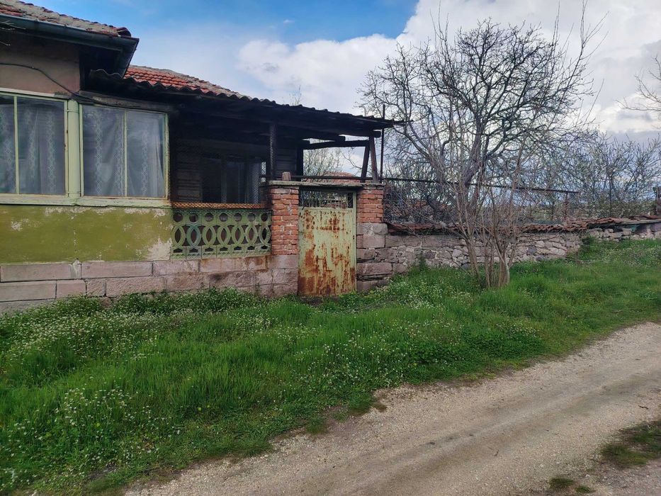 Продава се тухлена къща
