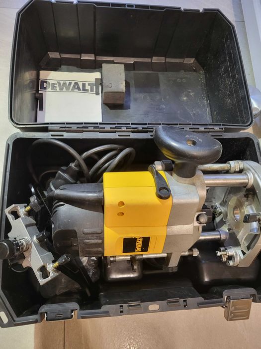 Оберфреза Dewalt DW626 комплект, отлично състояние 2300W, 8 и 12мм.