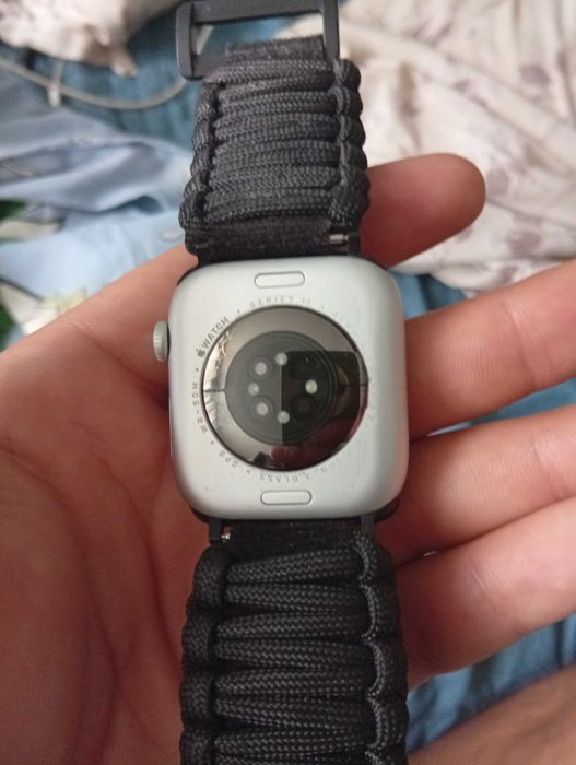 Продавам смарт часовник APPLE WATCH SERIES 11 46mm silver