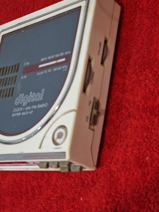 Radio cu afișaj digital  defect