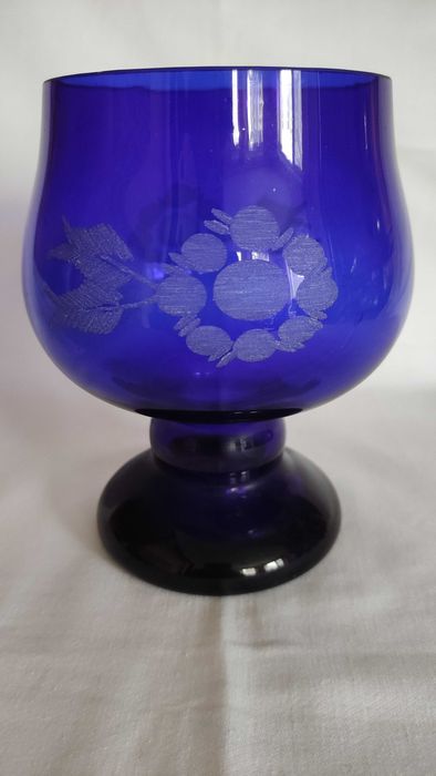 Цветна кристална ваза тип чаша с масивна основа