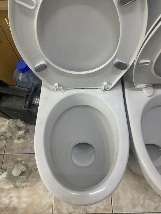продаю два унитаза
