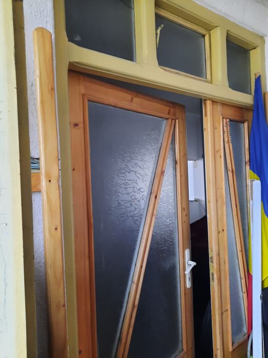 Ușă din lemn cu toc, rama și sticla