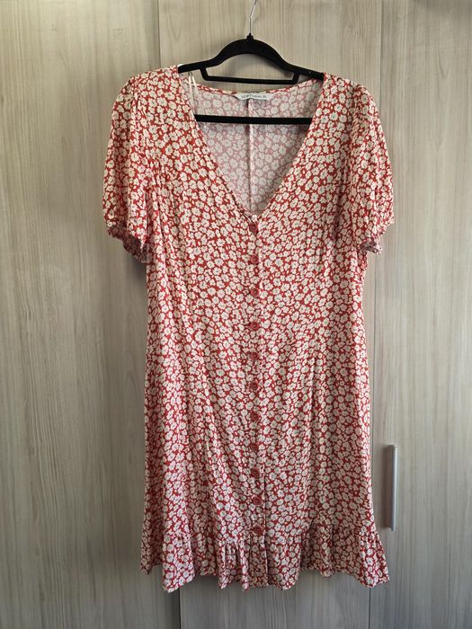 Червена рокля на цветя