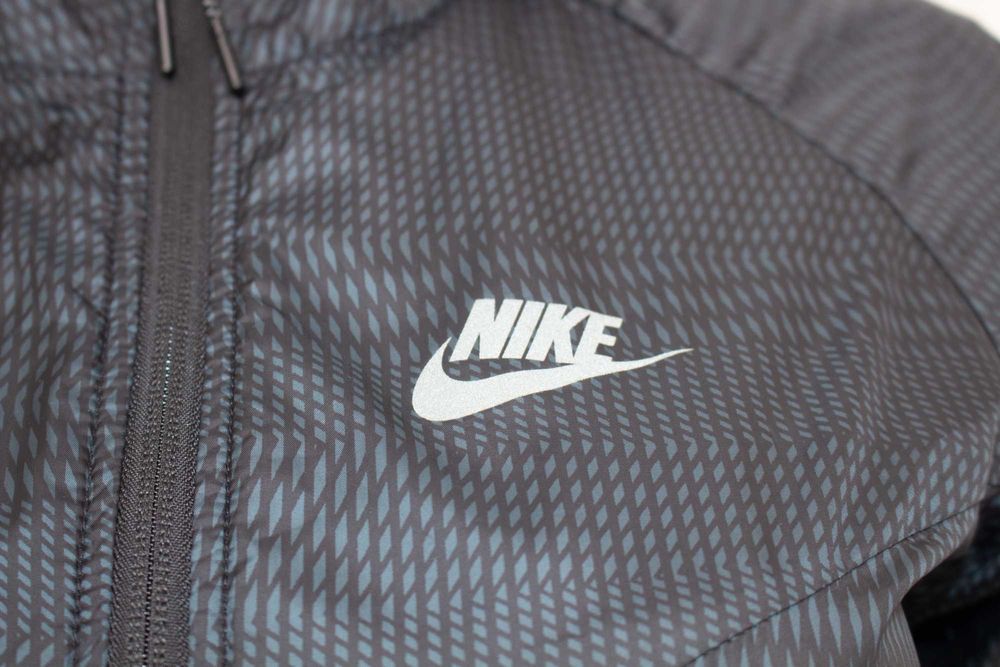 Nike Track & Field оригинално дамско яке сиво с принт ветровка XS