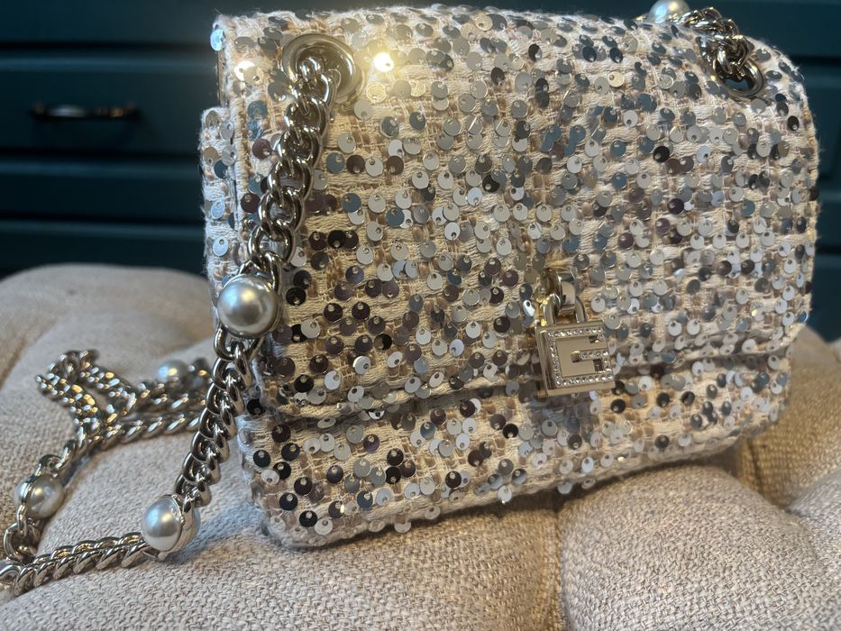 Poseta eleganta Guess