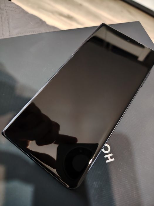 Продавам Honor Magic V3