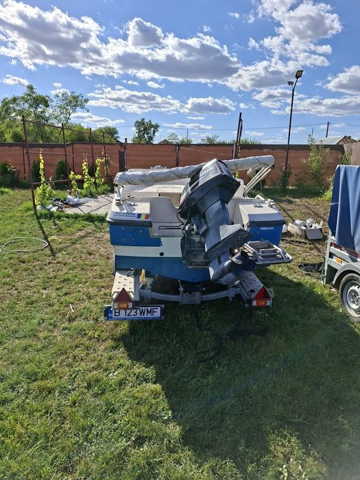 Barca , motor si peridoc