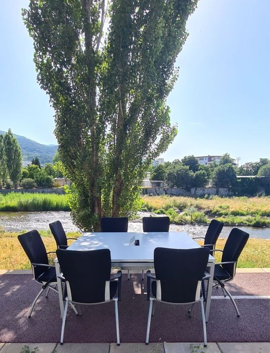 Конферетни столове за комфорт и ергономия с подвижешта облегалка”