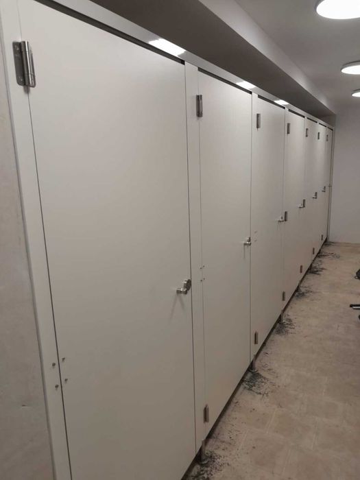 Cabine WC din HPL 12mm – Compartimentări Sanitare/Vestiare, Accesorii și Montaj