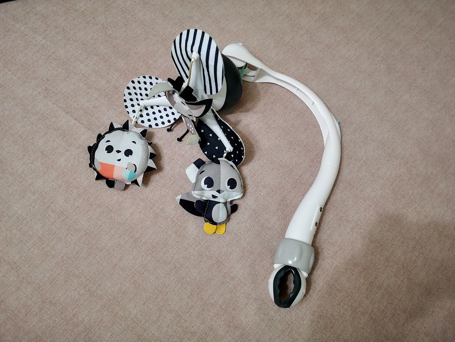 Активна гимнастика Tiny Love черно/бяла и играчка за кошара Tiny Love