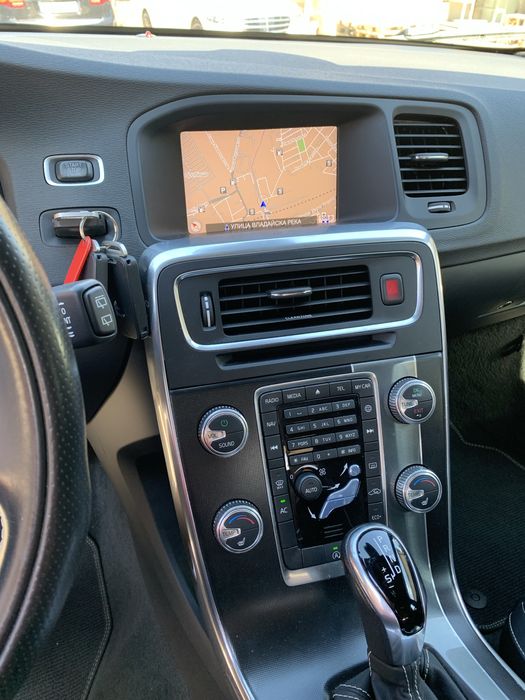 Volvo V60 2.0 190к.с. R-DESIGN Сервизна История Нов Внос