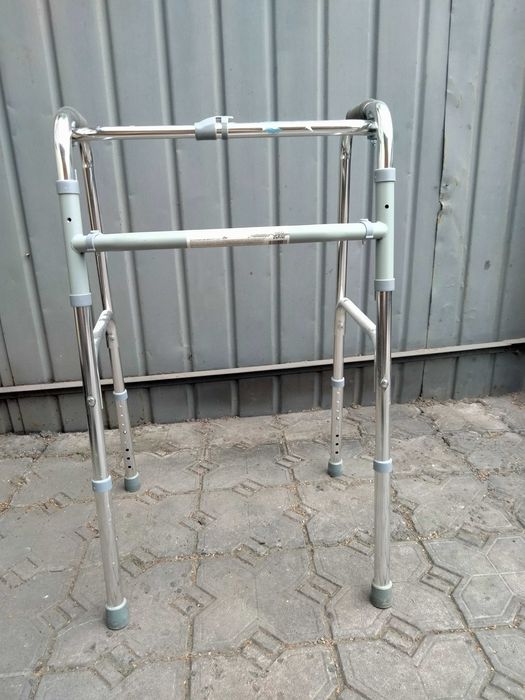 Продаются шагающие ходунки.