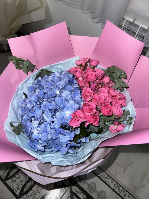 Цветы  гортензия и кустовые  розы