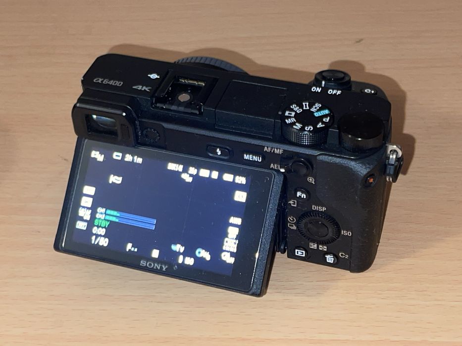 Sony a6400 + Обектив Sony 18-105mm +2 батерии Sony