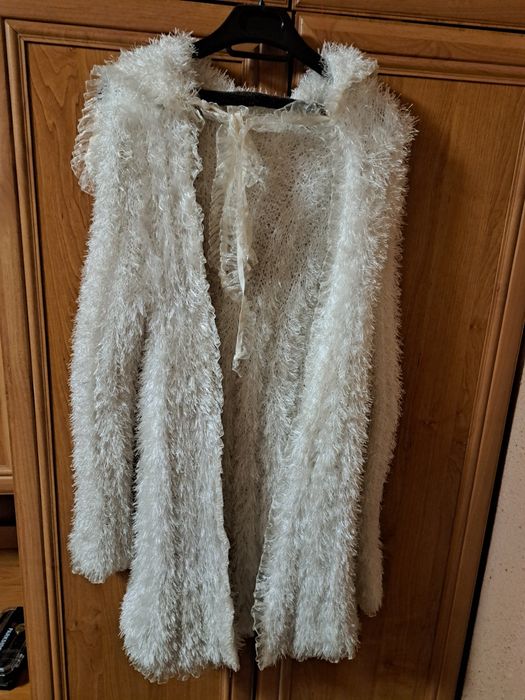 Бяла жилетка ръчно плетена