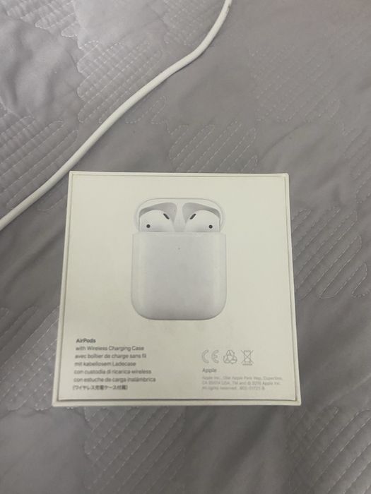 AirPods with Wireless Charging Case