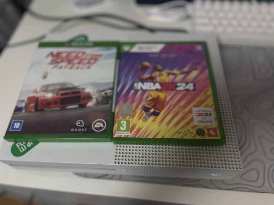 Xbox one s с две игри и pro контролер