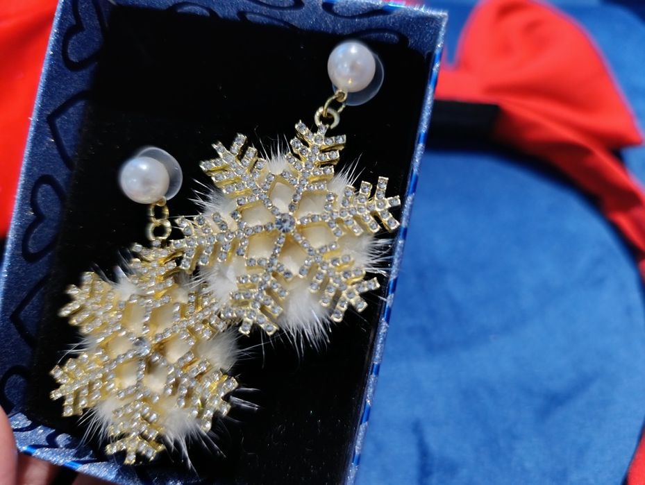 Перчатки Дела мороза ,ободок с красным бантом,сережки-снежинки