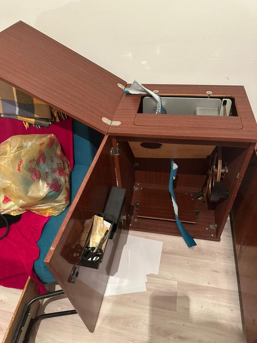 Продам  швейную машинку Чайка 142М.