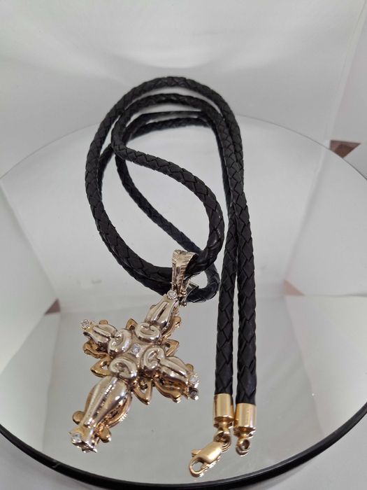 Единствен по рода си, уникален златен кръст с брилянти!