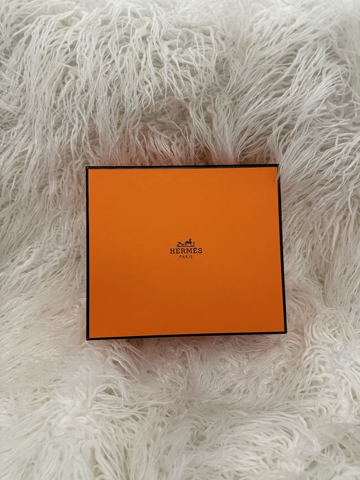 Черна малка кожена чанта със златна катарама