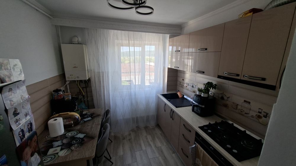 Apartament 3 camere + curte si camera de zi (ca la casă)  utilat mobilat