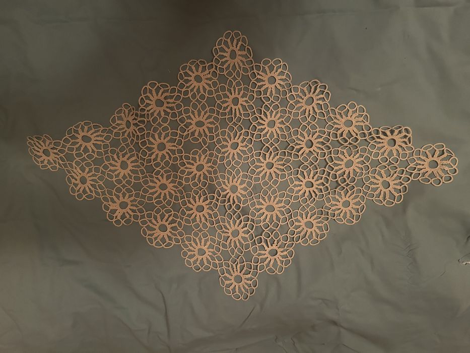 Старинни ръчно правени плетива, карета, покривки.