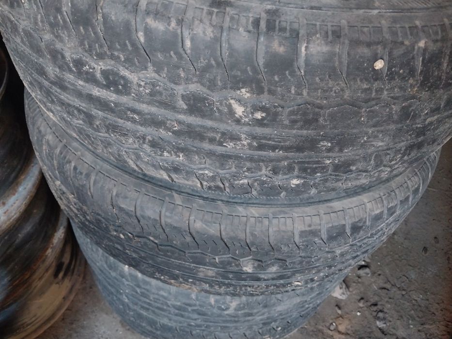 4 шины 215 70 R16С. Цешка для груза.