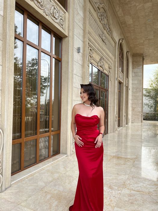 Продам очень краасивое красное платье !