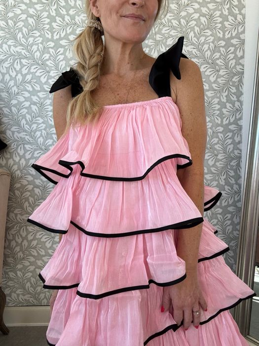 Дизайнерска рокля на волани