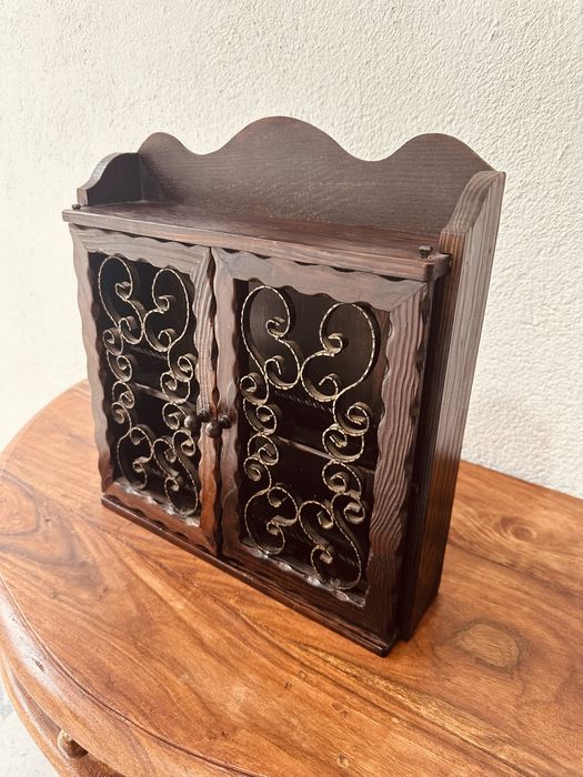 Ръчно изработен стенен шкаф с метлни релефни орнаменти на вратите