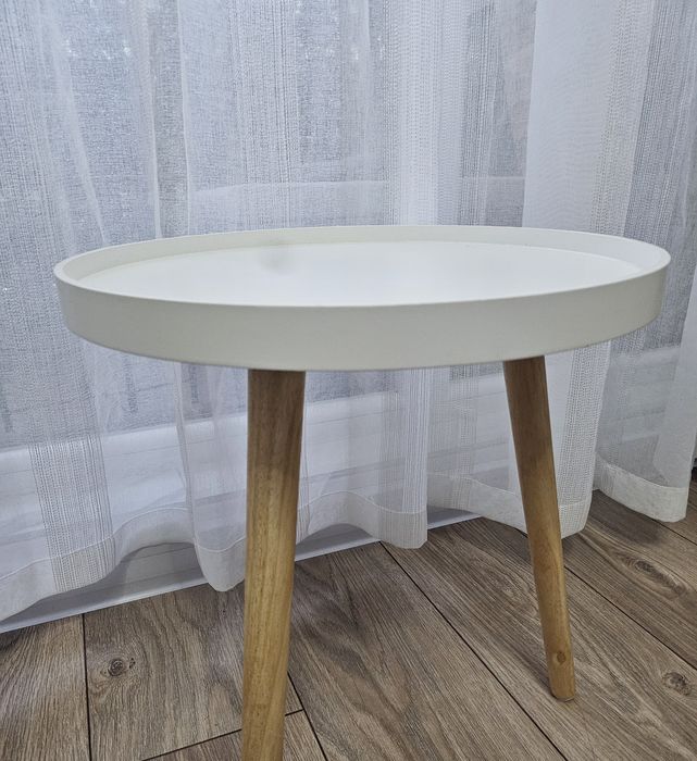 Помощна маса  в бяло с крака в цвят дъб