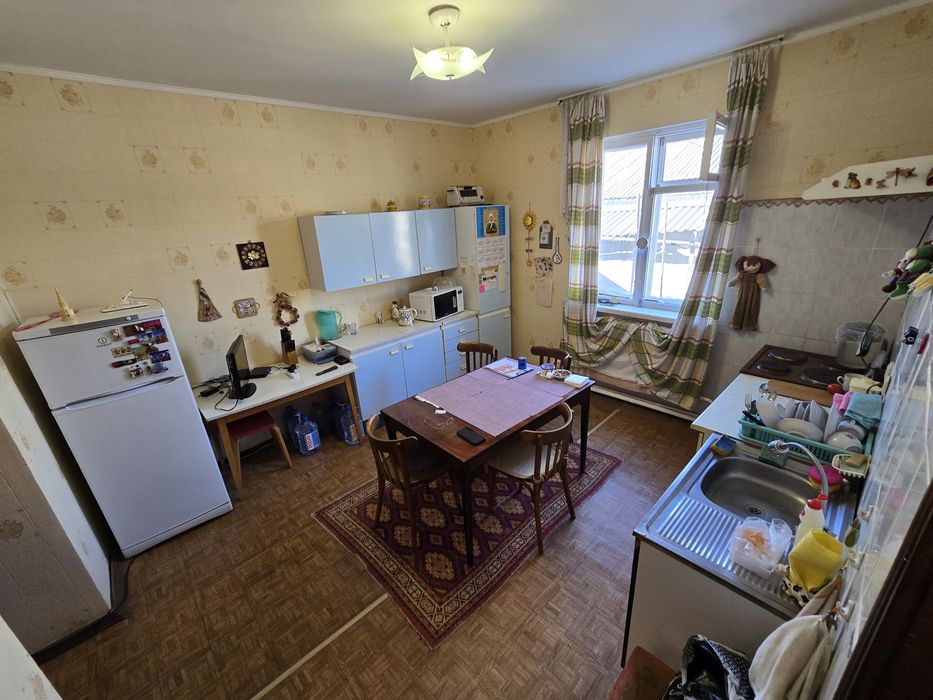 Продаётся 4-комнатный дом в центре города