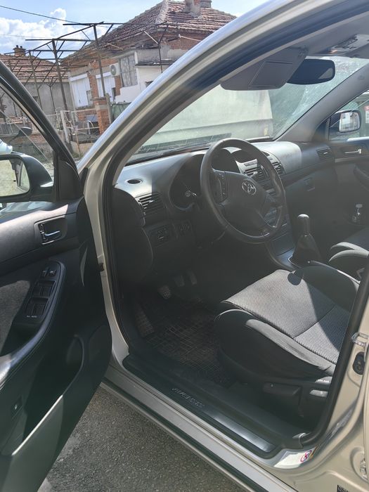 Продавам Тойота Авенсис 2004 г