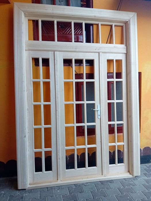 Producător de uși și ferestre din lemn masiv,brad.