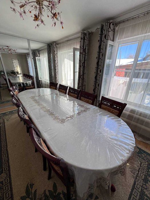 Деревянный стол со стульями