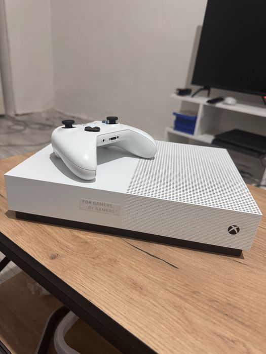 Xbox one s 1TB + игры
