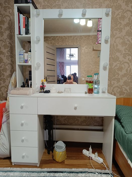 Продается туалетный стол