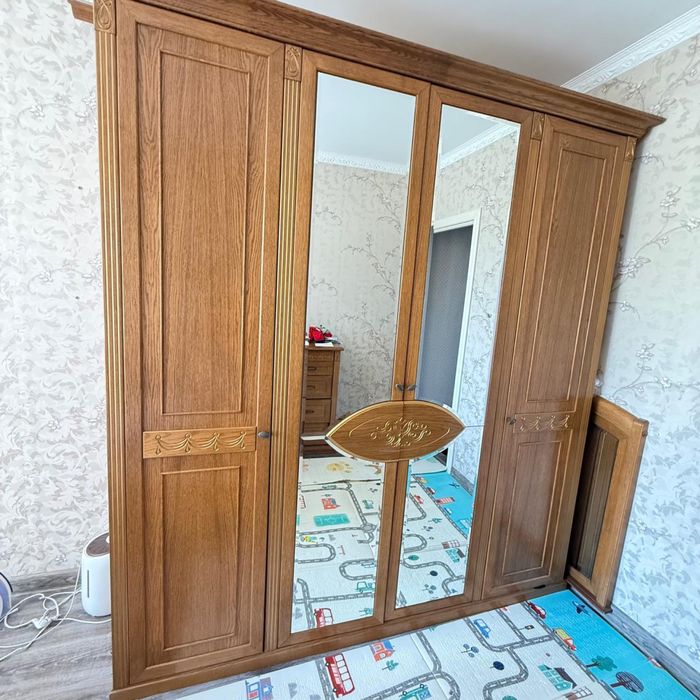 Продам шкаф и комод с зеркалом