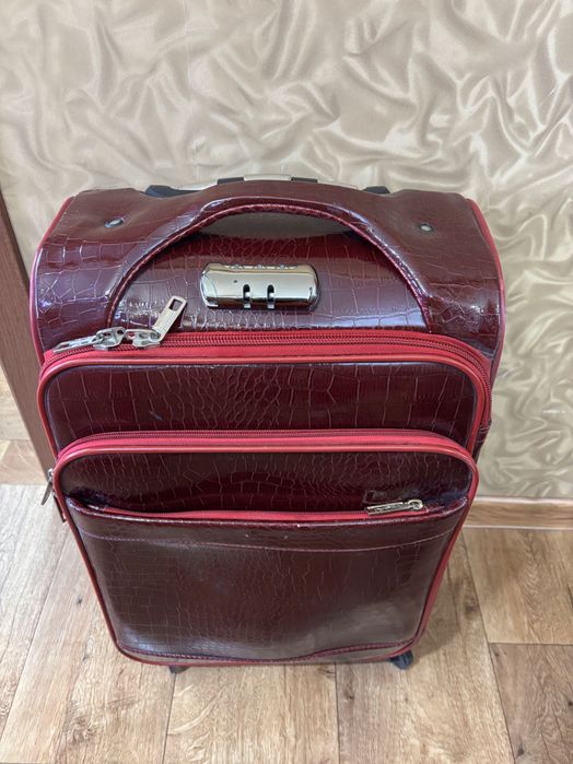 Продам чемодан (S)