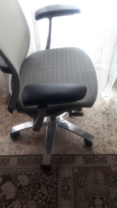 Ергономични офис столове "Knoll"-Life със регулираща лумбална опора.