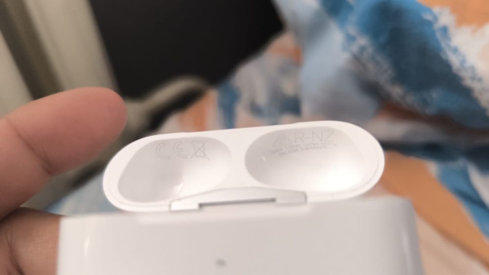 Продам оригинал кейс airpods pro 2