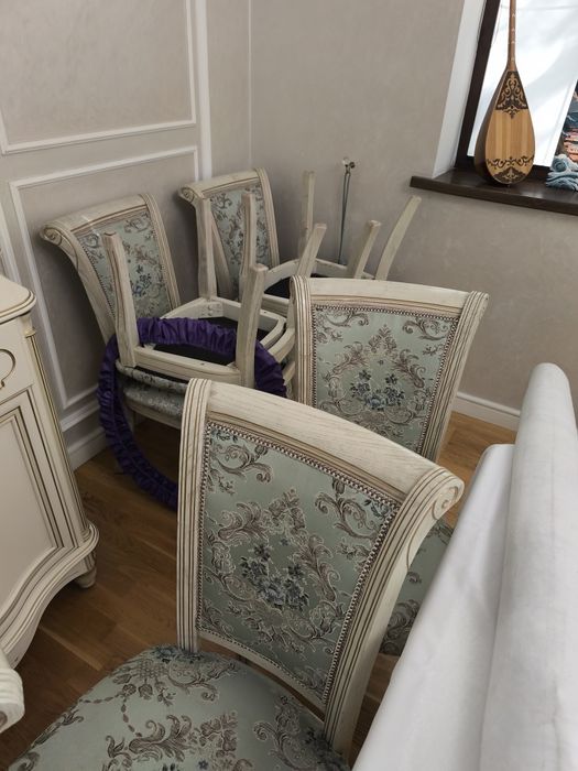 Срочно продам стол со стульями в отличном состоянии.