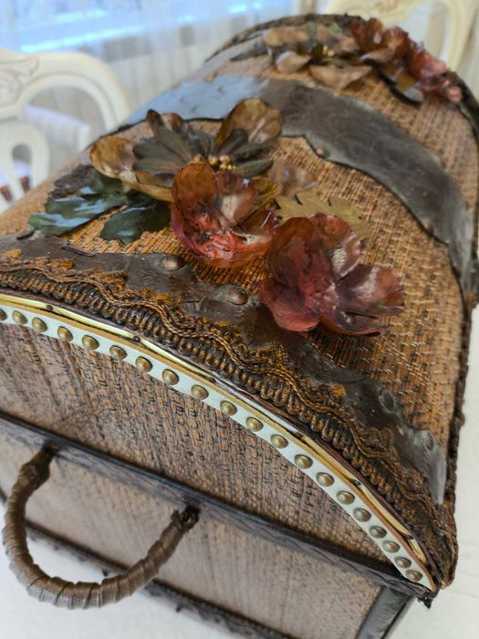 Сандъкът е нов от естествени материали, декориран с метал, кожа, цветя