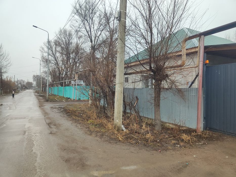 Продам два дома один двор.