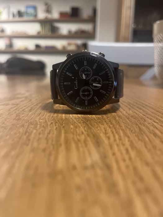 Чисто нов черен ръчен часовник