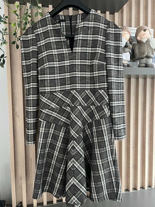 Продавам нова зимна рокля на френската марка Maje.