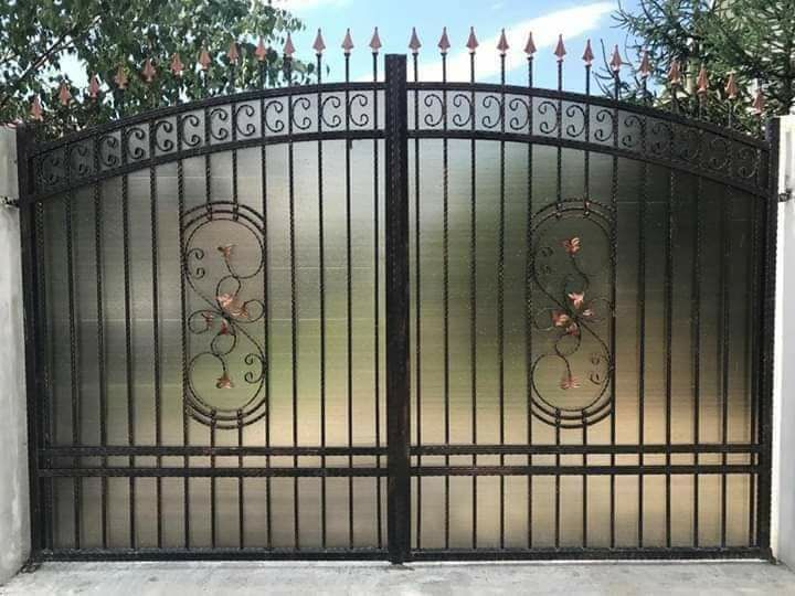 Garduri , porți  balcoane din fier forjat